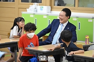 윤석열 대통령이 3일 방과 후 돌봄·교육 프로그램인 ‘늘봄학교’ 참관을 위해 경기도 수원시 수원초등학교를 방문, 돌봄교실 학생들과 대화하고 있다.