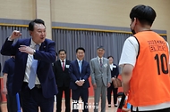 윤석열 대통령이 3일 방과 후 돌봄·교육 프로그램인 ‘늘봄학교’ 참관을 위해 경기도 수원시 수원초등학교를 방문, 간이야구 수업(티볼교실)을 참관하고 있다.