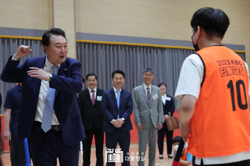 윤석열 대통령이 3일 방과 후 돌봄·교육 프로그램인 ‘늘봄학교’ 참관을 위해 경기도 수원시 수원초등학교를 방문, 간이야구 수업(티볼교실)을 참관하고 있다.