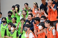 윤석열 대통령이 3일 방과 후 돌봄·교육 프로그램인 ‘늘봄학교’ 참관을 위해 경기도 수원시 수원초등학교를 방문, 전직 프로야구 선수들이 강사로 초등학생들을 지도하는 간이야구 수업(티볼교실)에 참관한 뒤 학생들과 기념촬영을 하고 있다.