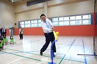 윤석열 대통령이 3일 방과 후 돌봄·교육 프로그램인 ‘늘봄학교’ 참관을 위해 경기도 수원시 수원초등학교를 방문, 간이야구 수업(티볼교실)에 참관해 시타하고 있다.