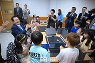 윤석열 대통령이 3일 방과 후 돌봄·교육 프로그램인 ‘늘봄학교’ 참관을 위해 경기도 수원시 수원초등학교를 방문, 디지털 새싹캠프 코딩 수업 중인 학생들과 로봇 게임을 하고 있다.