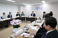 윤석열 대통령이 3일 방과 후 돌봄·교육 프로그램인 ‘늘봄학교’ 참관을 위해 경기도 수원시 수원초등학교를 방문, 현장 교원 및 학부모와 간담회를 하고 있다.