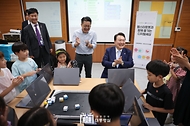윤석열 대통령이 3일 방과 후 돌봄·교육 프로그램인 ‘늘봄학교’ 참관을 위해 경기도 수원시 수원초등학교를 방문, 디지털 새싹캠프 코딩 수업 중인 학생들과 로봇 게임을 하고 있다.