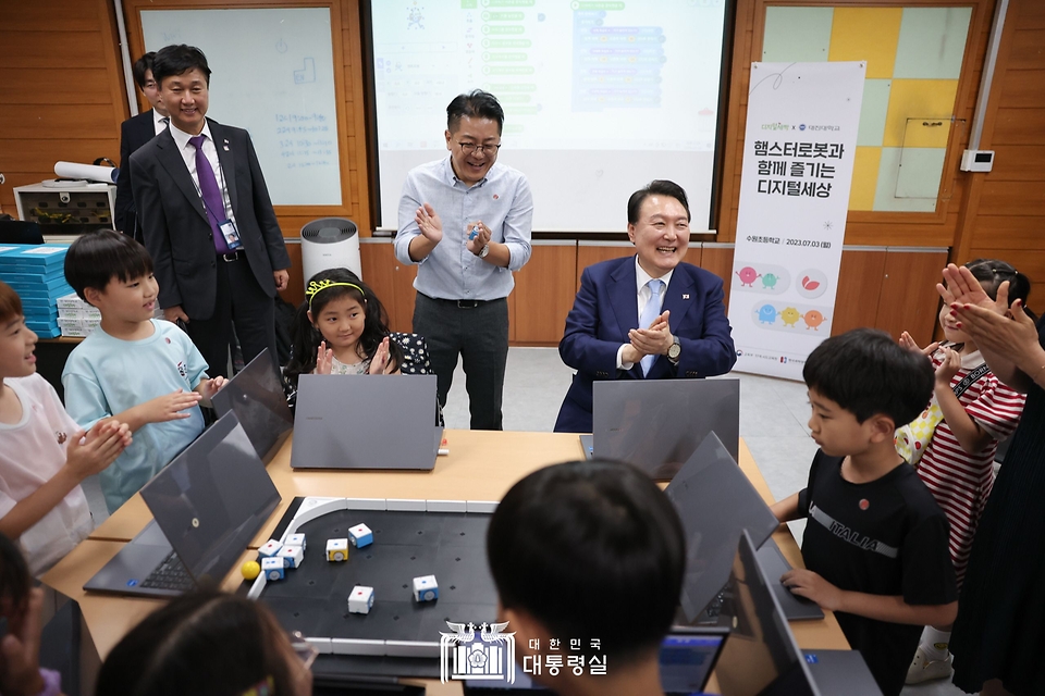 윤석열 대통령이 3일 방과 후 돌봄·교육 프로그램인 ‘늘봄학교’ 참관을 위해 경기도 수원시 수원초등학교를 방문, 디지털 새싹캠프 코딩 수업 중인 학생들과 로봇 게임을 하고 있다.