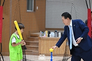 윤석열 대통령이 3일 방과 후 돌봄·교육 프로그램인 ‘늘봄학교’ 참관을 위해 경기도 수원시 수원초등학교를 방문, 간이야구 수업(티볼교실)을 참관하고 있다.