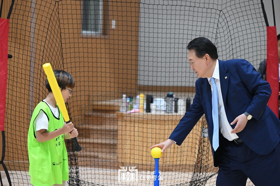윤석열 대통령이 3일 방과 후 돌봄·교육 프로그램인 ‘늘봄학교’ 참관을 위해 경기도 수원시 수원초등학교를 방문, 간이야구 수업(티볼교실)을 참관하고 있다.