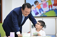 윤석열 대통령이 3일 방과 후 돌봄·교육 프로그램인 ‘늘봄학교’ 참관을 위해 경기도 수원시 수원초등학교를 방문, 한국어 교육 수업 중인 학생들과 대화하고 있다.