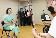 이주호 부총리 겸 교육부장관이 5일 경기 용인시 용인대학교에서 열린 ‘늘봄학교 체육·예술 프로그램 활성화를 위한 교육부·경기도교육청·용인대학교 업무협약식’을 마친 뒤 인근 지역의 초·중등학생을 대상으로 운영하는 해금교실을 참관하고 있다.