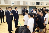 이주호 부총리 겸 교육부장관이 5일 경기 용인시 용인대학교에서 열린 ‘늘봄학교 체육·예술 프로그램 활성화를 위한 교육부·경기도교육청·용인대학교 업무협약식’을 마친 뒤 인근 지역의 초·중등학생을 대상으로 운영하는 검도교실을 참관하고 있다.