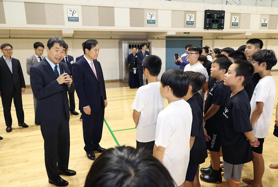 이주호 부총리 겸 교육부장관이 5일 경기 용인시 용인대학교에서 열린 ‘늘봄학교 체육·예술 프로그램 활성화를 위한 교육부·경기도교육청·용인대학교 업무협약식’을 마친 뒤 인근 지역의 초·중등학생을 대상으로 운영하는 검도교실을 참관하고 있다.