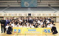 이주호 부총리 겸 교육부장관이 5일 경기 용인시 용인대학교에서 열린 ‘늘봄학교 체육·예술 프로그램 활성화를 위한 교육부·경기도교육청·용인대학교 업무협약식’을 마친 뒤 학생들과 기념촬영을 하고 있다.