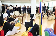 이주호 부총리 겸 교육부장관이 5일 경기 용인시 용인대학교에서 열린 ‘늘봄학교 체육·예술 프로그램 활성화를 위한 교육부·경기도교육청·용인대학교 업무협약식’을 마친 뒤 인근 지역의 초·중등학생을 대상으로 운영하는 사물놀이교실을 참관하고 있다.
