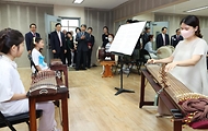 이주호 부총리 겸 교육부장관이 5일 경기 용인시 용인대학교에서 열린 ‘늘봄학교 체육·예술 프로그램 활성화를 위한 교육부·경기도교육청·용인대학교 업무협약식’을 마친 뒤 인근 지역의 초·중등학생을 대상으로 운영하는 가야금교실을 참관하고 있다.