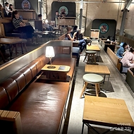 서울시 동대문구에 위치한 경동 극장은 1960년대 지어진 이후 현재는 사용되지 않는 폐극장이었으나, ‘스타벅스1960’, ‘금성 전파사 새로고침 센터’ 등이 들어서며 복합문화공간으로 변신했다. 사진은 경동 폐극장 복합문화공간에 개점한 ‘스타벅스 1960’ 매장 내부. (출처=국토교통부 페이스북)