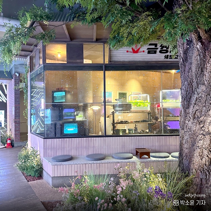 서울시 동대문구에 위치한 경동 극장은 1960년대 지어진 이후 현재는 사용되지 않는 폐극장이었으나, ‘스타벅스1960’, ‘금성 전파사 새로고침 센터’ 등이 들어서며 복합문화공간으로 변신했다. 사진은 경동 폐극장 복합문화공간에 개점한 ‘금성 전파사 새로고침 센터’의 개성고침코너 공간. (출처=국토교통부 페이스북)