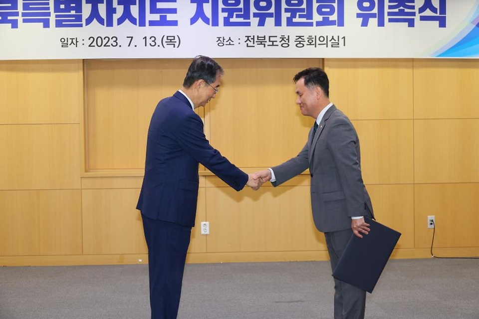 한덕수 국무총리가 13일 전북 전주시 전북도청에서 열린 ‘전북특별자치도 지원위원회 위촉식’에서 위원에게 임명장을 전달하고 있다.