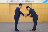 한덕수 국무총리가 13일 전북 전주시 전북도청에서 열린 ‘전북특별자치도 지원위원회 위촉식’에서 위원에게 임명장을 전달하고 있다.
