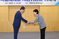 한덕수 국무총리가 13일 전북 전주시 전북도청에서 열린 ‘전북특별자치도 지원위원회 위촉식’에서 위원에게 임명장을 전달하고 있다.