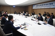 20일 서울 중구 대한상공회의소 EC룸에서 글로벌 탄소중립을 앞당기기 위한 온실가스 국제감축 협력 파트너십 강화방안을 논의하기 위해 열린 ‘온실가스 국제감축 협력을 위한 주한 대사 간담회’가 진행되고 있다.