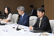 안덕근 산업통상자원부 통상교섭본부장이 20일 서울 중구 대한상공회의소 EC룸에서 열린 ‘온실가스 국제감축 협력을 위한 주한 대사 간담회’에서 글로벌 넷제로 촉진을 위한 온실가스 감축 협력 파트너십 강화 방안 등을 논의하고 있다.