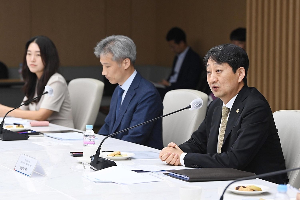 안덕근 산업통상자원부 통상교섭본부장이 20일 서울 중구 대한상공회의소 EC룸에서 열린 ‘온실가스 국제감축 협력을 위한 주한 대사 간담회’에서 글로벌 넷제로 촉진을 위한 온실가스 감축 협력 파트너십 강화 방안 등을 논의하고 있다.