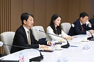 안덕근 산업통상자원부 통상교섭본부장이 20일 서울 중구 대한상공회의소 EC룸에서 열린 ‘온실가스 국제감축 협력을 위한 주한 대사 간담회’에서 글로벌 넷제로 촉진을 위한 온실가스 감축 협력 파트너십 강화 방안 등을 논의하고 있다.