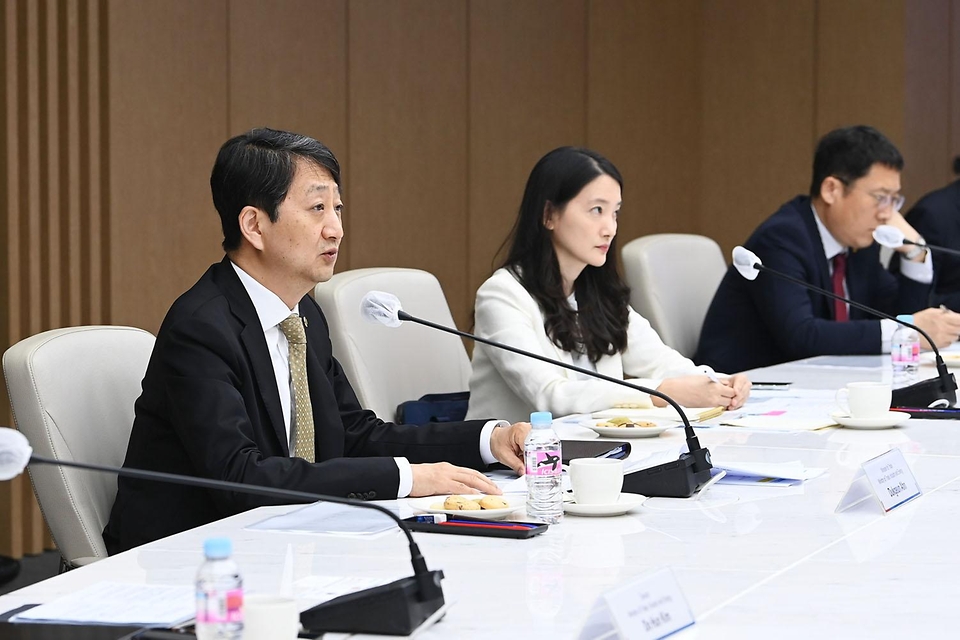 안덕근 산업통상자원부 통상교섭본부장이 20일 서울 중구 대한상공회의소 EC룸에서 열린 ‘온실가스 국제감축 협력을 위한 주한 대사 간담회’에서 글로벌 넷제로 촉진을 위한 온실가스 감축 협력 파트너십 강화 방안 등을 논의하고 있다.