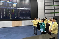 강경성 산업통상자원부 2차관이 26일 여름철 폭염에 대비한 구체적인 전력수급 대응방안을 점검하기 위해 전남 나주시 한국전력거래소 중앙전력관제센터를 방문, 여름철 전력피크 대비 전력수급관리 현황을 점검하고 있다.