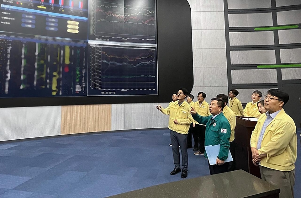 강경성 산업통상자원부 2차관이 26일 여름철 폭염에 대비한 구체적인 전력수급 대응방안을 점검하기 위해 전남 나주시 한국전력거래소 중앙전력관제센터를 방문, 여름철 전력피크 대비 전력수급관리 현황을 점검하고 있다.
