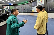 강경성 산업통상자원부 2차관이 26일 여름철 폭염에 대비한 구체적인 전력수급 대응방안을 점검하기 위해 전남 나주시 한국전력거래소 중앙전력관제센터를 방문, 여름철 전력피크 대비 전력수급관리 현황을 점검하고 있다.