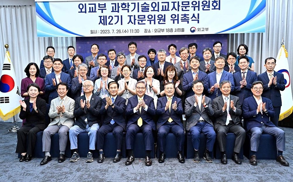 박진 외교부 장관이 26일 서울 종로구 외교부 청사에서 열린 ‘과학기술외교자문위 2기 위촉식’에서 참석자들과 기념촬영을 하고 있다.