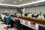 26일 전남 나주시 한국전력거래소 중앙전력관제센터에서 ‘여름철 전력수급 현황 점검 회의’가 진행되고 있다.