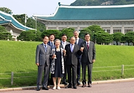 역대 대통령 가족 6인, 조혜자 여사(이승만 전 대통령 며느리), 윤상구 (주)동서코포레이션 대표(윤보선 전 대통령 아들), 박지만 EG 대표이사(박정희 전 대통령 아들), 노재헌 동아시아문화센터 이사장(노태우 전 대통령 아들), 김현철 김영삼대통령기념재단 이사장(김영삼 전 대통령 아들), 김홍업 김대중평화센터 이사장(김대중 전 대통령 아들)이 29일 오전 청와대 본관에서 열리고 있는 특별전 ‘우리 대통령들의 이야기’를 관람하고 기념촬영을 하고 있다. 참석자들은 이 자리에서 ‘자유와 통합, 연대’의 시대 정신의 확장에 힘을 쏟기로 했다.(사진 윗줄 왼쪽부터 박보균 장관, 박지만 대표이사, 노재헌 이사장, 앞줄 왼쪽부터 김현철 이사장, 조혜자 여사, 윤상구 대표, 김홍업 이사장.)