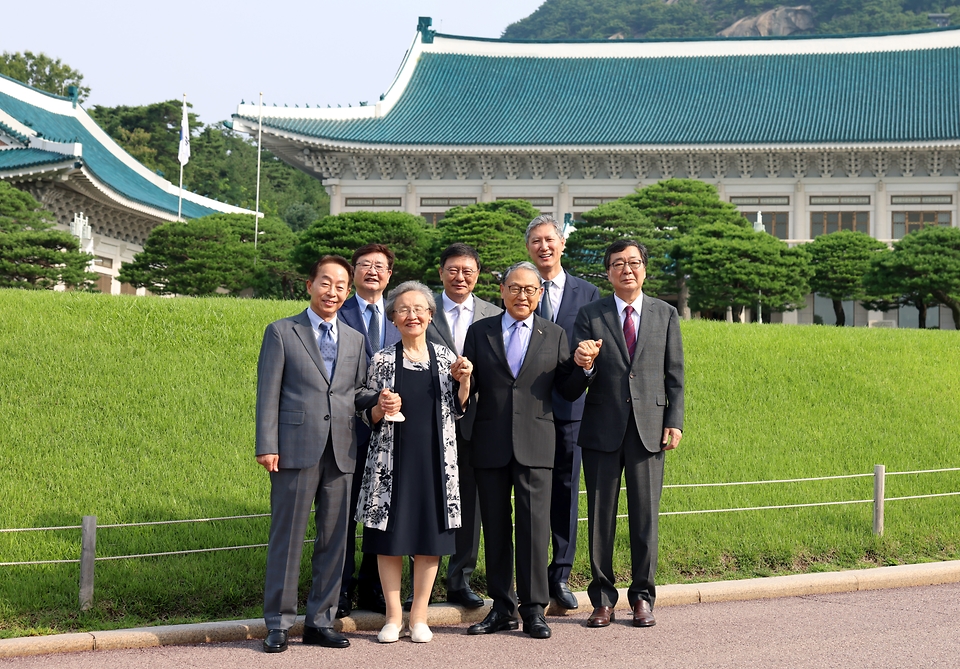 역대 대통령 가족 6인, 조혜자 여사(이승만 전 대통령 며느리), 윤상구 (주)동서코포레이션 대표(윤보선 전 대통령 아들), 박지만 EG 대표이사(박정희 전 대통령 아들), 노재헌 동아시아문화센터 이사장(노태우 전 대통령 아들), 김현철 김영삼대통령기념재단 이사장(김영삼 전 대통령 아들), 김홍업 김대중평화센터 이사장(김대중 전 대통령 아들)이 29일 오전 청와대 본관에서 열리고 있는 특별전 ‘우리 대통령들의 이야기’를 관람하고 기념촬영을 하고 있다. 참석자들은 이 자리에서 ‘자유와 통합, 연대’의 시대 정신의 확장에 힘을 쏟기로 했다.(사진 윗줄 왼쪽부터 박보균 장관, 박지만 대표이사, 노재헌 이사장, 앞줄 왼쪽부터 김현철 이사장, 조혜자 여사, 윤상구 대표, 김홍업 이사장.)