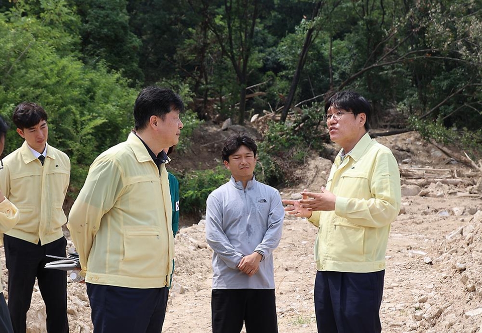 조재호 농촌진흥청장이 31일 과수원에 토사가 밀려들어 매몰 소실 피해가 발생한 경북 영주시 장수면과 봉현면의 사과 농가를 방문, 집중호우 피해 현황을 살피고 영농현장 복구를 위한 기술지원 사항을 청취하고 있다.