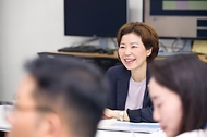조성경 과학기술정보통신부 제1차관이 1일 대전 유성구 한국전자통신연구원에서 집중호우 관련 하천 범람과 수해지역을 드론으로 모니터링할 수 있는 기술 개발 현황을 점검한 뒤 관계자들과 간담회를 하고 있다.