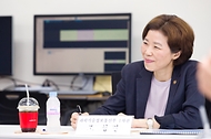 조성경 과학기술정보통신부 제1차관이 1일 대전 유성구 한국전자통신연구원에서 집중호우 관련 하천 범람과 수해지역을 드론으로 모니터링할 수 있는 기술 개발 현황을 점검한 뒤 관계자들과 간담회를 하고 있다.