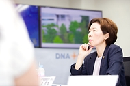 조성경 과학기술정보통신부 제1차관이 1일 대전 유성구 한국전자통신연구원에서 집중호우 관련 하천 범람과 수해지역을 드론으로 모니터링할 수 있는 기술 개발 현황을 점검한 뒤 관계자들과 간담회를 하고 있다.