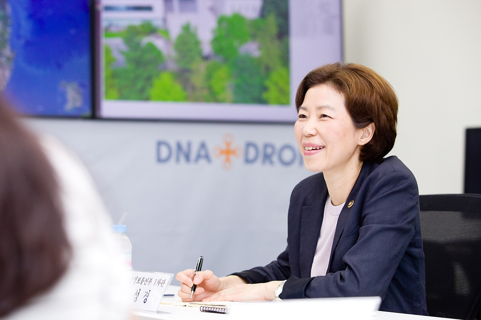 조성경 과학기술정보통신부 제1차관이 1일 대전 유성구 한국전자통신연구원에서 집중호우 관련 하천 범람과 수해지역을 드론으로 모니터링할 수 있는 기술 개발 현황을 점검한 뒤 관계자들과 간담회를 하고 있다.