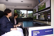 조성경 과학기술정보통신부 제1차관이 1일 대전 유성구 한국전자통신연구원에서 집중호우 관련 하천 범람과 수해지역을 드론으로 모니터링할 수 있는 기술 개발 현황을 점검하고 있다.