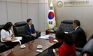 유국희 원자력안전위원회 위원장이 4일 서울 중구 원자력안전위원회에서 월리엄 맥우드 OECD 원자력기구 사무총장과 양 기관의 협력 현황과 함께 최근 국제적으로 관심이 높아진 소형모듈형원자로 관련 향후 협력 방안 등에 대해 논의하고 있다.
