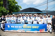 유희동 기상청장이 4일 경기도 과천시 비닐하우스촌 꿀벌마을을 찾아 폭염 피해 예방 봉사활동 참여자들과 기념촬영을 하고 있다.