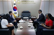 유국희 원자력안전위원회 위원장이 4일 서울 중구 원자력안전위원회에서 월리엄 맥우드 OECD 원자력기구 사무총장과 양 기관의 협력 현황과 함께 최근 국제적으로 관심이 높아진 소형모듈형원자로 관련 향후 협력 방안 등에 대해 논의하고 있다.