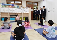 이주호 부총리 겸 교육부장관이 9일 2학기부터 늘봄학교 시범운영 예정인 충남 천안시 천안불당초등학교를 방문해 늘봄학교 프로그램을 참관하고 있다.