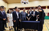이주호 부총리 겸 교육부장관이 9일 2학기부터 늘봄학교 시범운영 예정인 충남 천안시 천안불당초등학교를 방문해 늘봄학교 프로그램인 대한드론축구협회의 드론축구 캠프를 참관하고 있다.