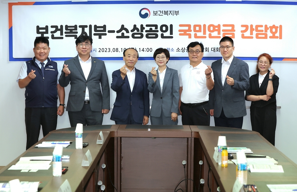 이스란 보건복지부 연금정책국장이 10일 서울 영등포구 소상공인연합회에서 열린 ‘상생의 연금개혁 추진을 위한 소상공인과의 간담회’를 마친 뒤 참석자들과 기념촬영을 하고 있다.