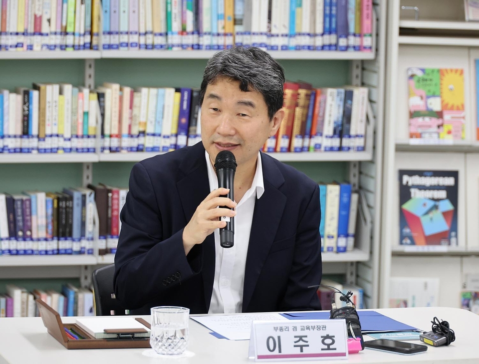 이주호 부총리 겸 교육부장관이 9일 2학기부터 늘봄학교 시범운영 예정인 충남 천안시 천안불당초등학교에서 열린 ‘늘봄학교 현장 간담회’에서 모두발언하고 있다.