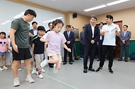 이주호 부총리 겸 교육부장관이 9일 2학기부터 늘봄학교 시범운영 예정인 충남 천안시 천안불당초등학교를 방문해 늘봄학교 프로그램인 공주교대의 음악줄넘기 수업을 참관하고 있다.
