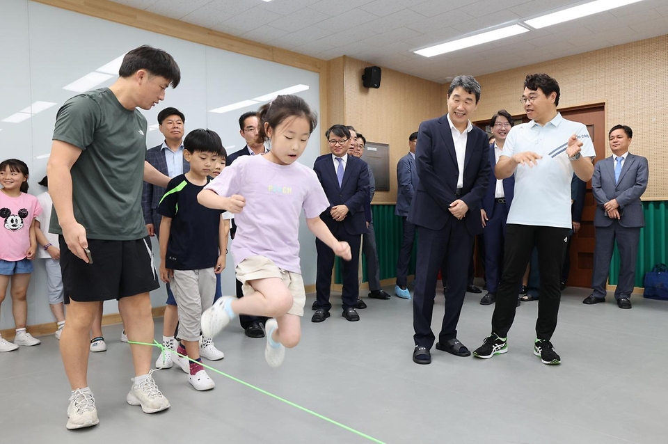 이주호 부총리 겸 교육부장관이 9일 2학기부터 늘봄학교 시범운영 예정인 충남 천안시 천안불당초등학교를 방문해 늘봄학교 프로그램인 공주교대의 음악줄넘기 수업을 참관하고 있다.